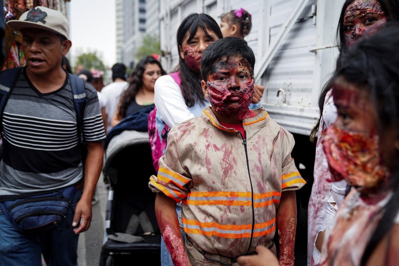 MEXICO-ZOMBIE WALK/ Zombie Walk acara tahunan populer yang menampilkan ribuan orang berpakaian dan merias wajah seperti zombie, 18 Oktober 2025. REUTERS/Toya Sarno Jordan