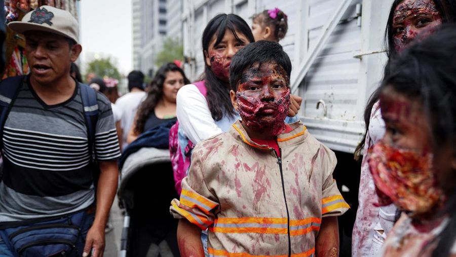 MEXICO-ZOMBIE WALK/ Zombie Walk acara tahunan populer yang menampilkan ribuan orang berpakaian dan merias wajah seperti zombie, 18 Oktober 2025. REUTERS/Toya Sarno Jordan