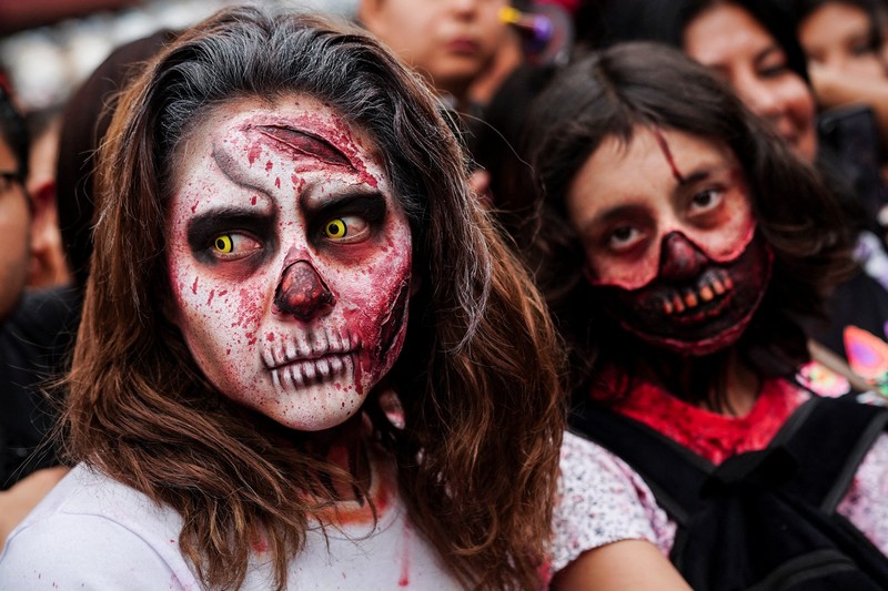 MEXICO-ZOMBIE WALK/ Zombie Walk acara tahunan populer yang menampilkan ribuan orang berpakaian dan merias wajah seperti zombie, 18 Oktober 2025. REUTERS/Toya Sarno Jordan