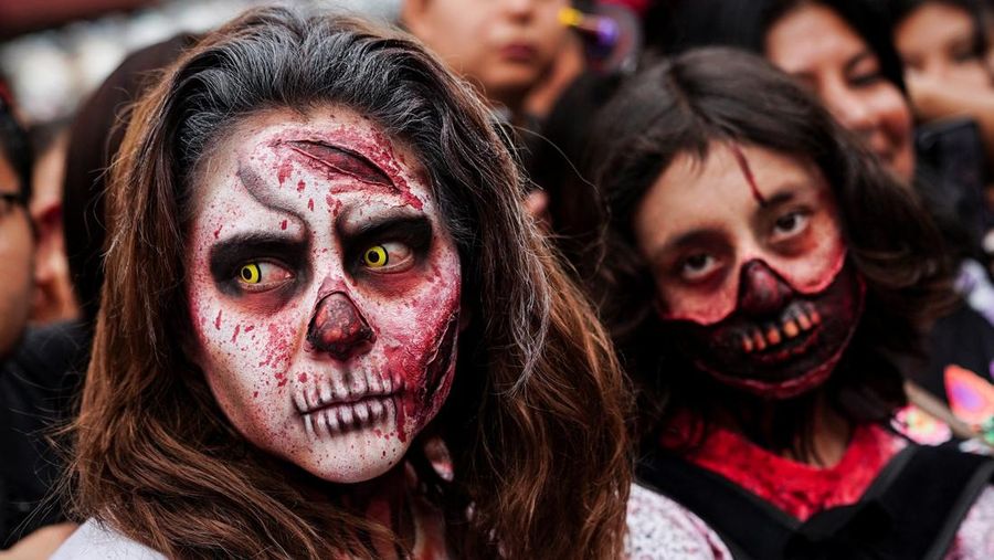 Zombie Walk acara tahunan populer yang menampilkan ribuan orang berpakaian dan merias wajah seperti zombie, 18 Oktober 2025. REUTERS/Toya Sarno Jordan