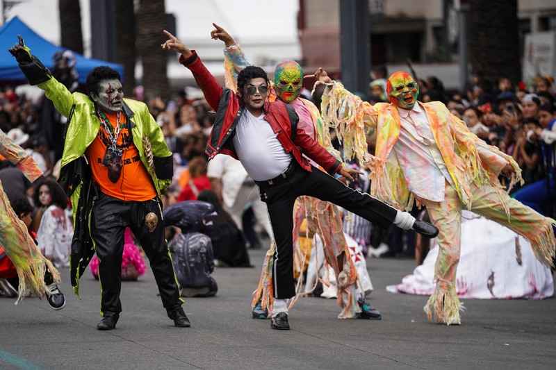 MEXICO-ZOMBIE WALK/ Zombie Walk acara tahunan populer yang menampilkan ribuan orang berpakaian dan merias wajah seperti zombie, 18 Oktober 2025. REUTERS/Toya Sarno Jordan