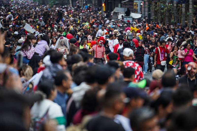 MEXICO-ZOMBIE WALK/ Zombie Walk acara tahunan populer yang menampilkan ribuan orang berpakaian dan merias wajah seperti zombie, 18 Oktober 2025. REUTERS/Toya Sarno Jordan