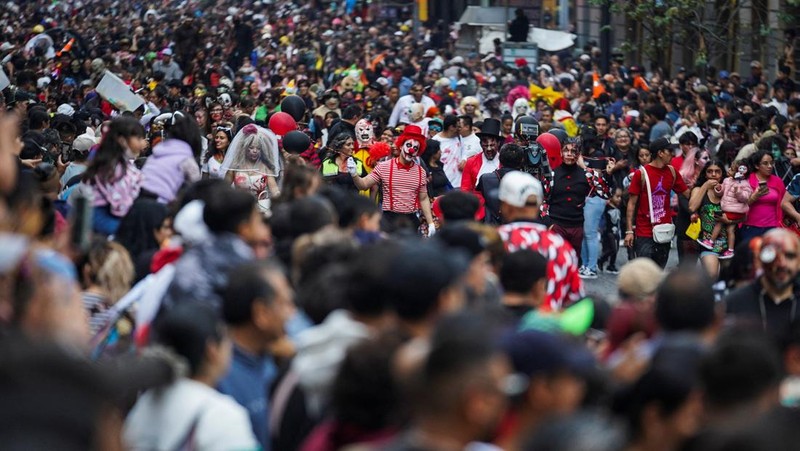 Zombie Walk acara tahunan populer yang menampilkan ribuan orang berpakaian dan merias wajah seperti zombie, 18 Oktober 2025. REUTERS/Toya Sarno Jordan