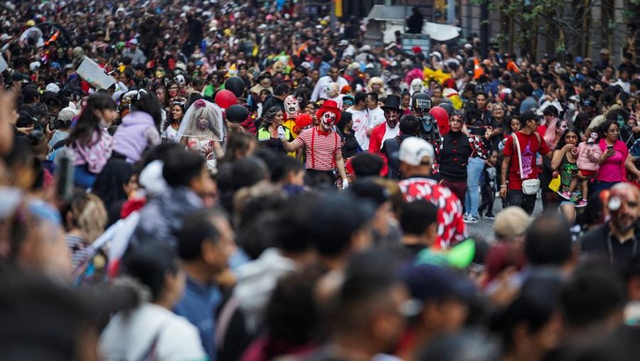 MEXICO-ZOMBIE WALK/ Zombie Walk acara tahunan populer yang menampilkan ribuan orang berpakaian dan merias wajah seperti zombie, 18 Oktober 2025. REUTERS/Toya Sarno Jordan