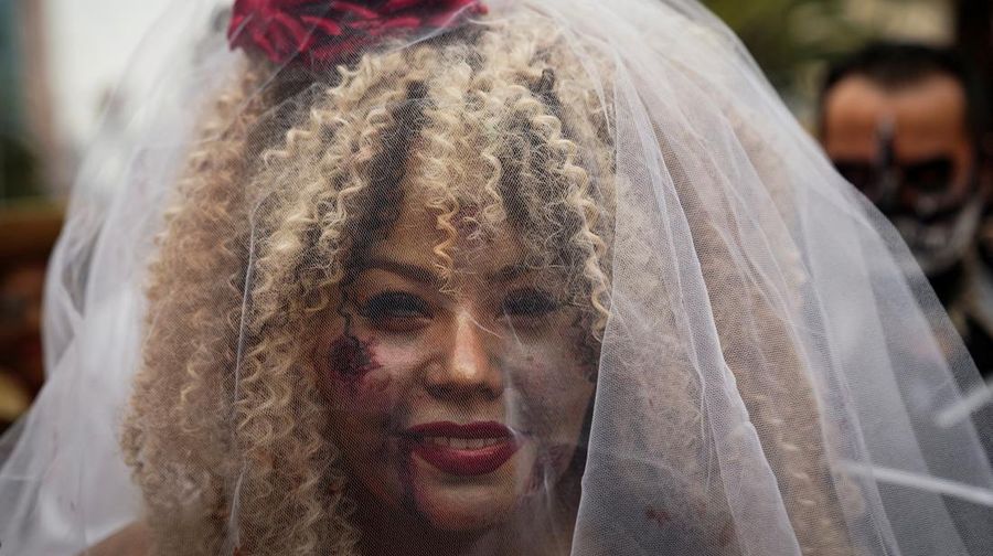 Zombie Walk acara tahunan populer yang menampilkan ribuan orang berpakaian dan merias wajah seperti zombie, 18 Oktober 2025. REUTERS/Toya Sarno Jordan