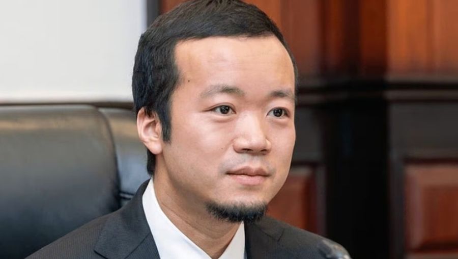 Skandal besar melibatkan Chen Zhi, taipan Inggris-Kamboja, yang dikenakan sanksi AS dan Inggris atas penipuan siber dan eksploitasi manusia.