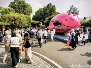 Video: Ada Paus Raksasa Terdampar di Pasar Seni ITB