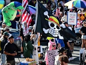 Demo No Kings Protes Trump di AS, Warga Kibarkan Bendera One Piece