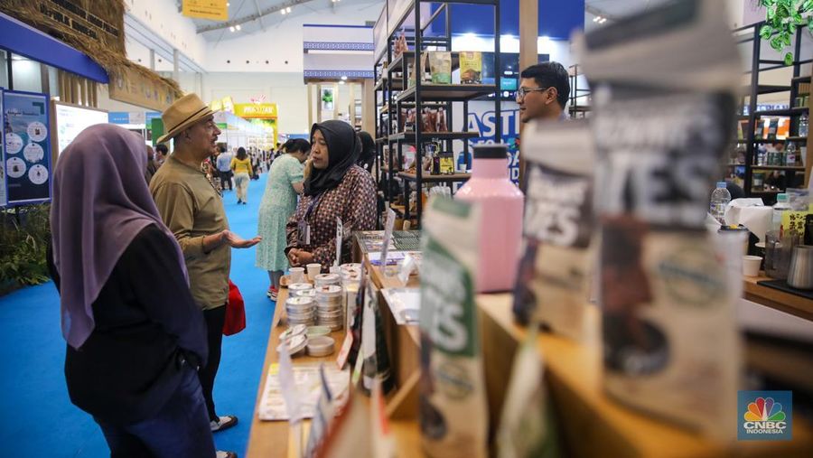Pengunjung melihat produk UMKM pada hari terakhir gelaran Trade Expo Indonesia di ICE BSD, Kabupaten Tangerang, Minggu (19/10/2025). (CNBC Indonesia/Faisal Rahman)