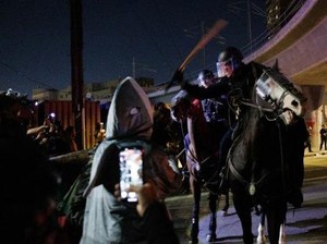 Massa Demo No Kings di Los Angeles Dibubarkan Pakai Gas Air Mata!