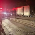 Bus Penumpang Tabrak Tanggul Pasir & Terbalik, 17 Orang Meninggal