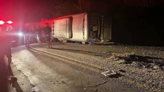Bus Penumpang Tabrak Tanggul Pasir dan Terbalik, 17 Orang Meninggal