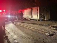 Bus Penumpang Tabrak Tanggul Pasir & Terbalik, 17 Orang Meninggal