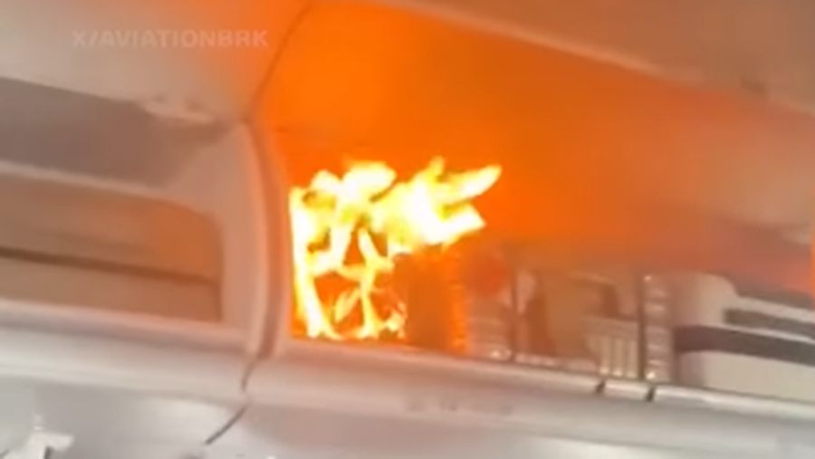 Sebuah pesawat Air China terpaksa melakukan pendaratan darurat pada hari Sabtu setelah baterai litium di bagasi kabin seorang penumpang terbakar. (Tangkapan Layar X/Aviationbrk via Instagram CNN)