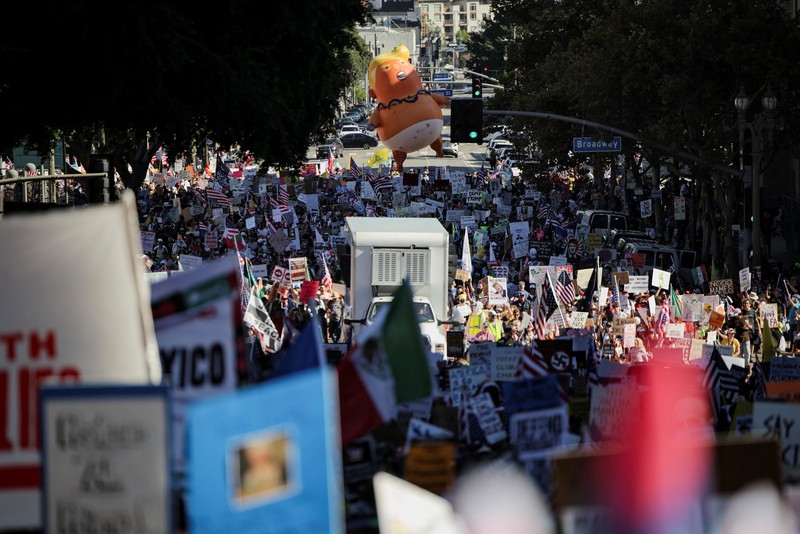 USA-TRUMP/PROTESTS Boneka balon bergambar Presiden AS Donald Trump melayang di atas kerumunan yang berbaris dalam aksi protes