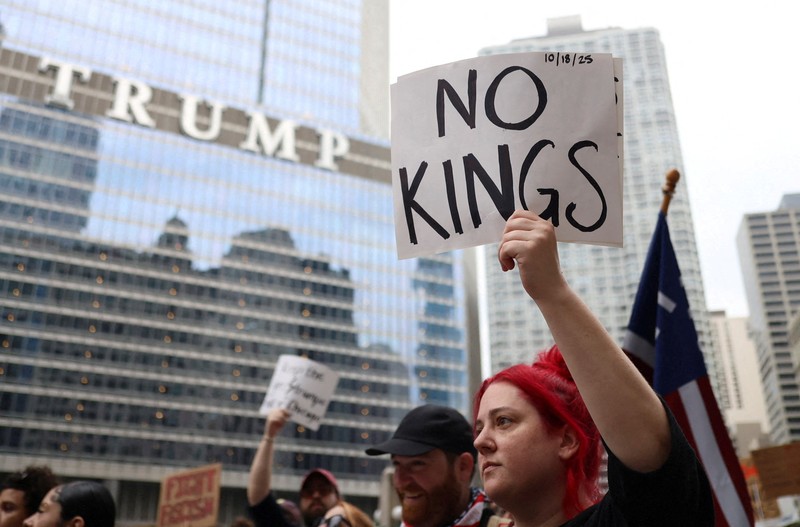 USA-TRUMP/PROTESTS Boneka balon bergambar Presiden AS Donald Trump melayang di atas kerumunan yang berbaris dalam aksi protes