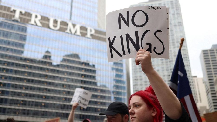 Boneka balon bergambar Presiden AS Donald Trump melayang di atas kerumunan yang berbaris dalam aksi protes 