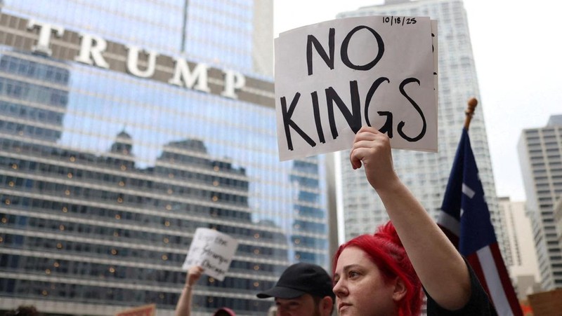 Boneka balon bergambar Presiden AS Donald Trump melayang di atas kerumunan yang berbaris dalam aksi protes 