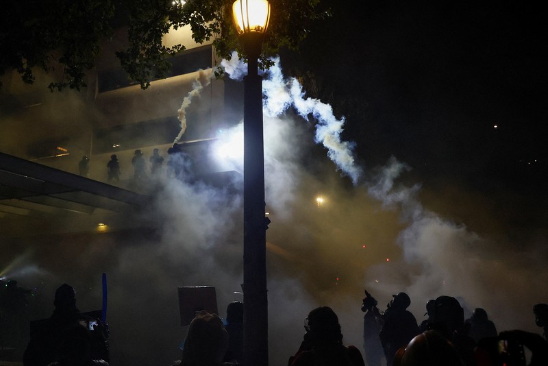 USA-TRUMP/PROTESTS Polisi berkuda bentrok dengan demonstran dalam protes