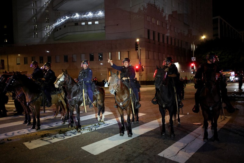 USA-TRUMP/PROTESTS Polisi berkuda bentrok dengan demonstran dalam protes