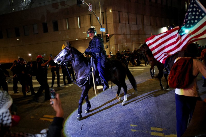 USA-TRUMP/PROTESTS Polisi berkuda bentrok dengan demonstran dalam protes
