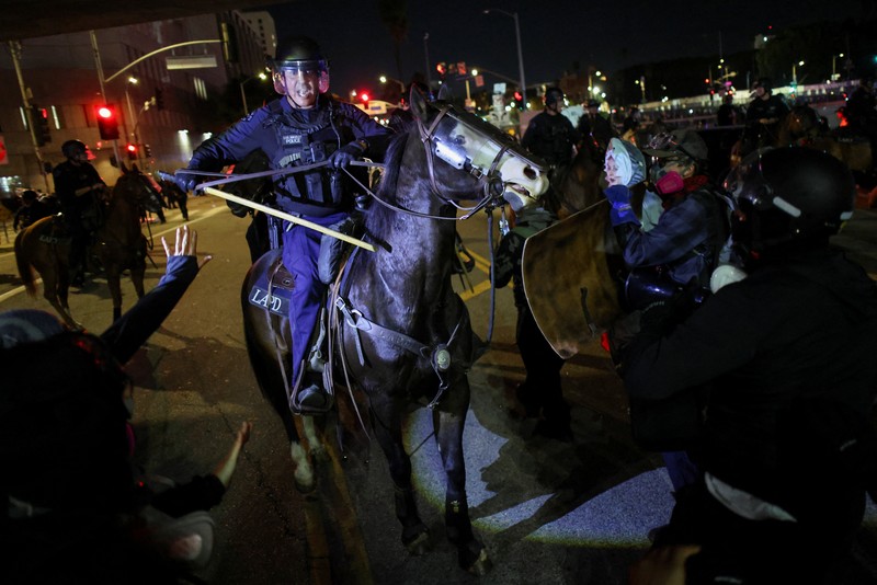 USA-TRUMP/PROTESTS Polisi berkuda bentrok dengan demonstran dalam protes