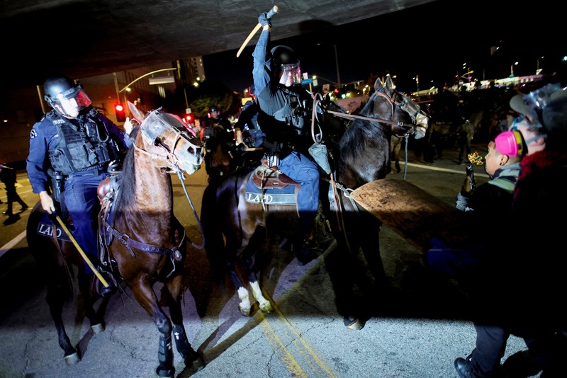 USA-TRUMP/PROTESTS Polisi berkuda bentrok dengan demonstran dalam protes