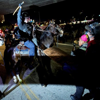 AS 'Tekuk' Demonstran No Kings, Turunkan Gas Air Mata-Pasukan Berkuda