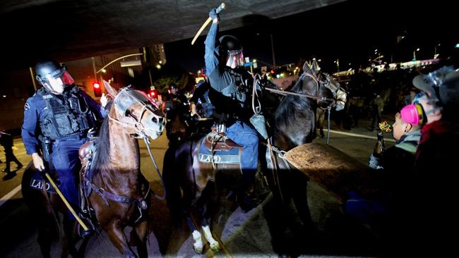 AS 'Tekuk' Demonstran No Kings, Turunkan Gas Air Mata-Pasukan Berkuda