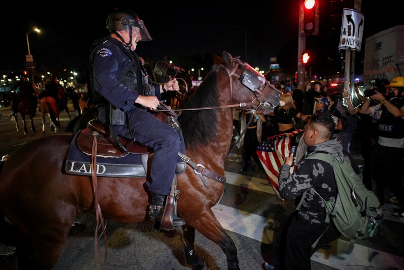 USA-TRUMP/PROTESTS Polisi berkuda bentrok dengan demonstran dalam protes