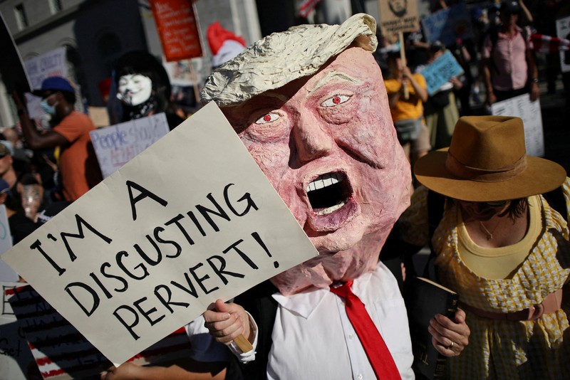USA-TRUMP/PROTESTS Boneka balon bergambar Presiden AS Donald Trump melayang di atas kerumunan yang berbaris dalam aksi protes