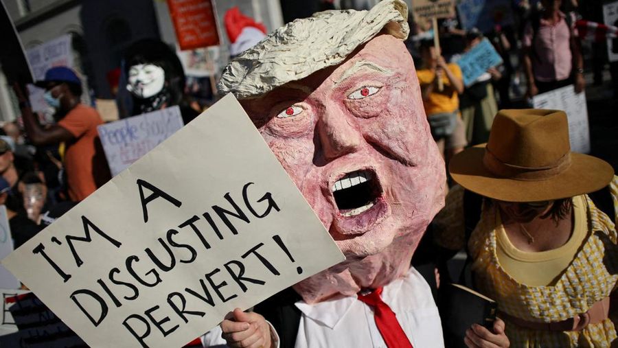Boneka balon bergambar Presiden AS Donald Trump melayang di atas kerumunan yang berbaris dalam aksi protes 