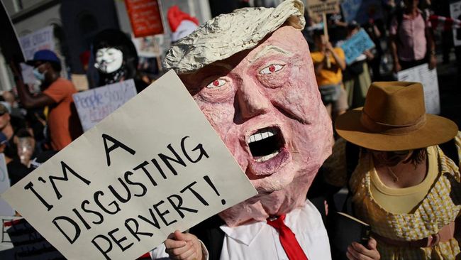 Trump Respons Demo Besar 'No Kings', Pakai Mahkota-Kendarai Jet Tempur