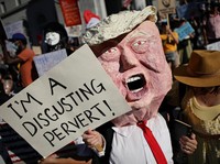 Trump Respons Demo Besar 'No Kings', Pakai Mahkota-Kendarai Jet Tempur