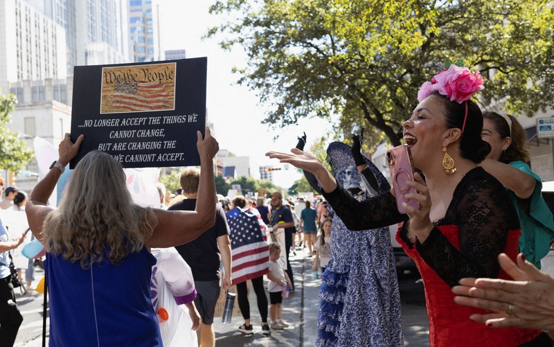 USA-TRUMP/PROTESTS Boneka balon bergambar Presiden AS Donald Trump melayang di atas kerumunan yang berbaris dalam aksi protes