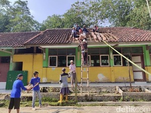 Warga Sukabumi Bahu Membahu Bongkar 3 Kelas SD yang Rusak Berat