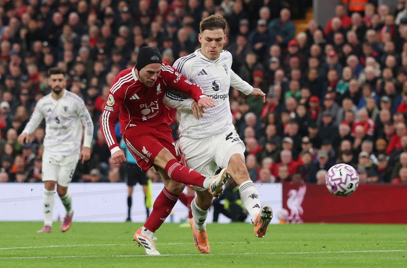 Harry Maguire dari Manchester United merayakan gol kedua timnya dalam laga melawan Liverpool di Anfield, Liverpool, Inggris, 19 Oktober 2025. Harry Maguire dari Manchester United merayakan gol kedua timnya dalam laga melawan Liverpool di Anfield, Liverpool, Inggris, 19 Oktober 2025. (REUTERS/Phil Noble)