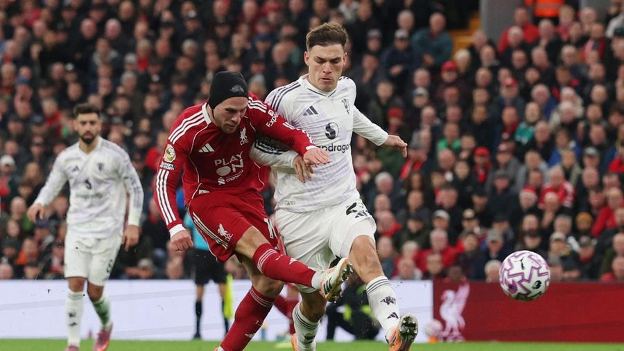 Harry Maguire dari Manchester United merayakan gol kedua timnya dalam laga melawan Liverpool di Anfield, Liverpool, Inggris, 19 Oktober 2025. (REUTERS/Phil Noble)