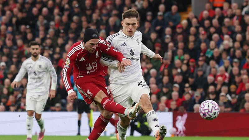 Harry Maguire dari Manchester United merayakan gol kedua timnya dalam laga melawan Liverpool di Anfield, Liverpool, Inggris, 19 Oktober 2025. (REUTERS/Phil Noble)