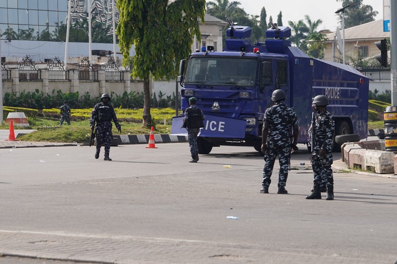 Anggota Kepolisian Nigeria berupaya membubarkan pengunjuk rasa di sebuah tempat, tempat para pendukung Nnamdi Kanu berkumpul di Abuja, Nigeria, Senin (20/10/2025). (REUTERS/Marvellous Durowaiye)