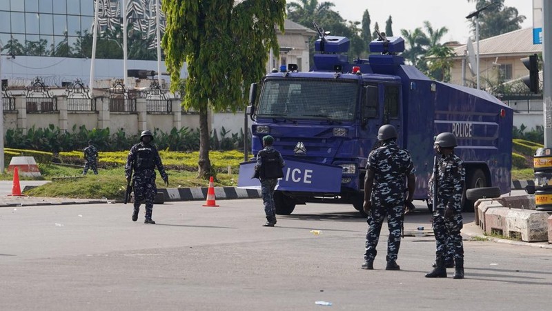 Anggota Kepolisian Nigeria berupaya membubarkan pengunjuk rasa di sebuah tempat, tempat para pendukung Nnamdi Kanu berkumpul di Abuja, Nigeria, Senin (20/10/2025). (REUTERS/Marvellous Durowaiye)