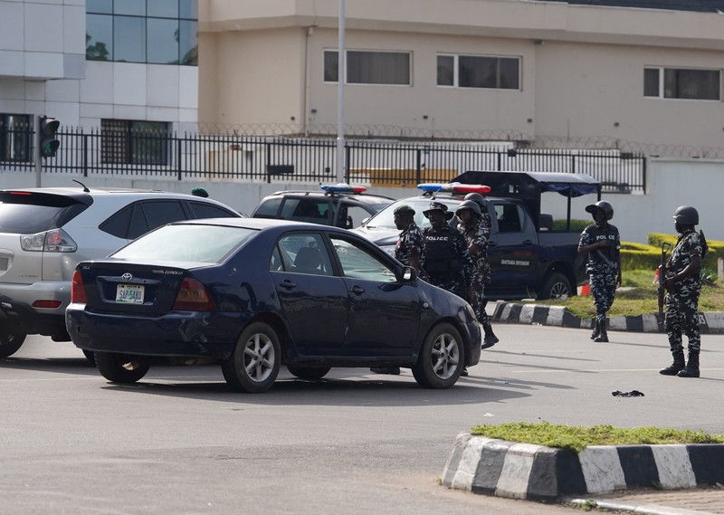 Anggota Kepolisian Nigeria berupaya membubarkan pengunjuk rasa di sebuah tempat, tempat para pendukung Nnamdi Kanu berkumpul di Abuja, Nigeria, Senin (20/10/2025). (REUTERS/Marvellous Durowaiye)