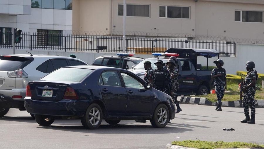 Anggota Kepolisian Nigeria berupaya membubarkan pengunjuk rasa di sebuah tempat, tempat para pendukung Nnamdi Kanu berkumpul di Abuja, Nigeria, Senin (20/10/2025). (REUTERS/Marvellous Durowaiye)