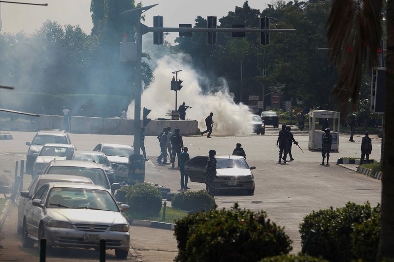 Anggota Kepolisian Nigeria berupaya membubarkan pengunjuk rasa di sebuah tempat, tempat para pendukung Nnamdi Kanu berkumpul di Abuja, Nigeria, Senin (20/10/2025). (REUTERS/Marvellous Durowaiye)