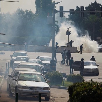 Chaos! Polisi Lepaskan Gas Air Mata, Bubarkan Pendukung Bos Separatis