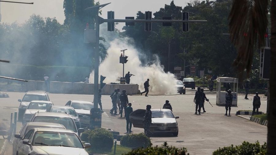 Anggota Kepolisian Nigeria berupaya membubarkan pengunjuk rasa di sebuah tempat, tempat para pendukung Nnamdi Kanu berkumpul di Abuja, Nigeria, Senin (20/10/2025). (REUTERS/Marvellous Durowaiye)