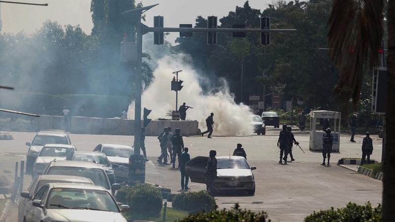 Anggota Kepolisian Nigeria berupaya membubarkan pengunjuk rasa di sebuah tempat, tempat para pendukung Nnamdi Kanu berkumpul di Abuja, Nigeria, Senin (20/10/2025). (REUTERS/Marvellous Durowaiye)