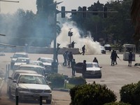 Chaos! Polisi Lepaskan Gas Air Mata, Bubarkan Pendukung Bos Separatis