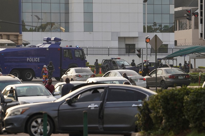 Anggota Kepolisian Nigeria berupaya membubarkan pengunjuk rasa di sebuah tempat, tempat para pendukung Nnamdi Kanu berkumpul di Abuja, Nigeria, Senin (20/10/2025). (REUTERS/Marvellous Durowaiye)