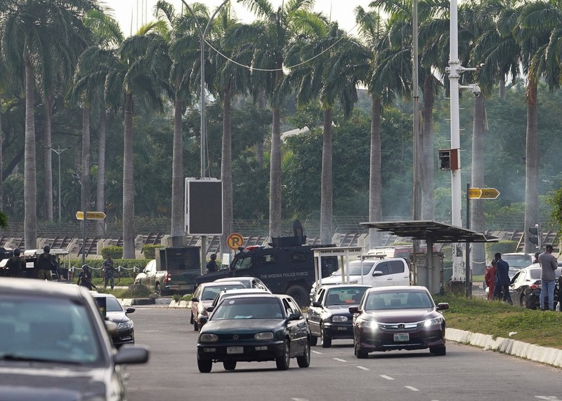 Anggota Kepolisian Nigeria berupaya membubarkan pengunjuk rasa di sebuah tempat, tempat para pendukung Nnamdi Kanu berkumpul di Abuja, Nigeria, Senin (20/10/2025). (REUTERS/Marvellous Durowaiye)